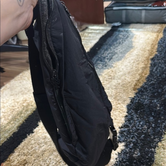 Sleek Black Crossbody Sling Bag for Effortless Style - Picture 9 of 9